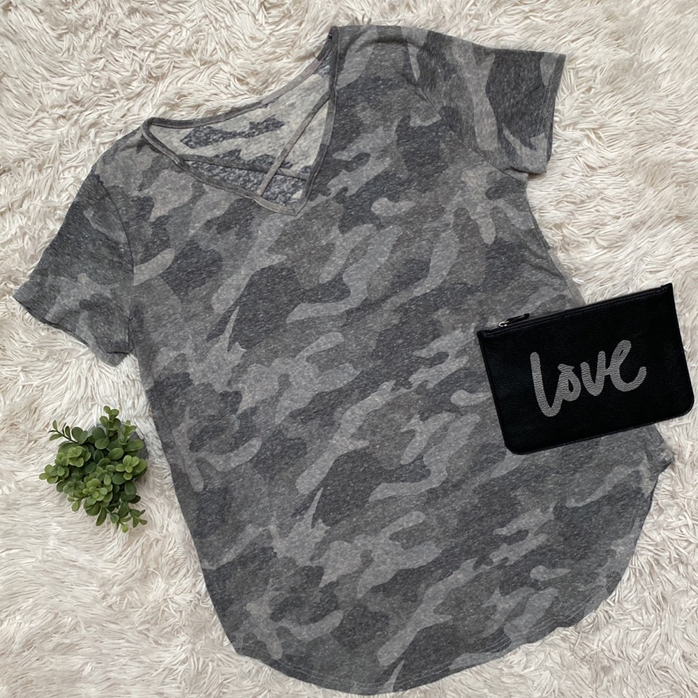Boutique Camo Criss Cross V-Neck Top 💗 Gray